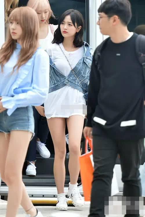 23岁吴宣仪和31岁杨幂同玩下衣失踪,网友:真嫩和装嫩的差距