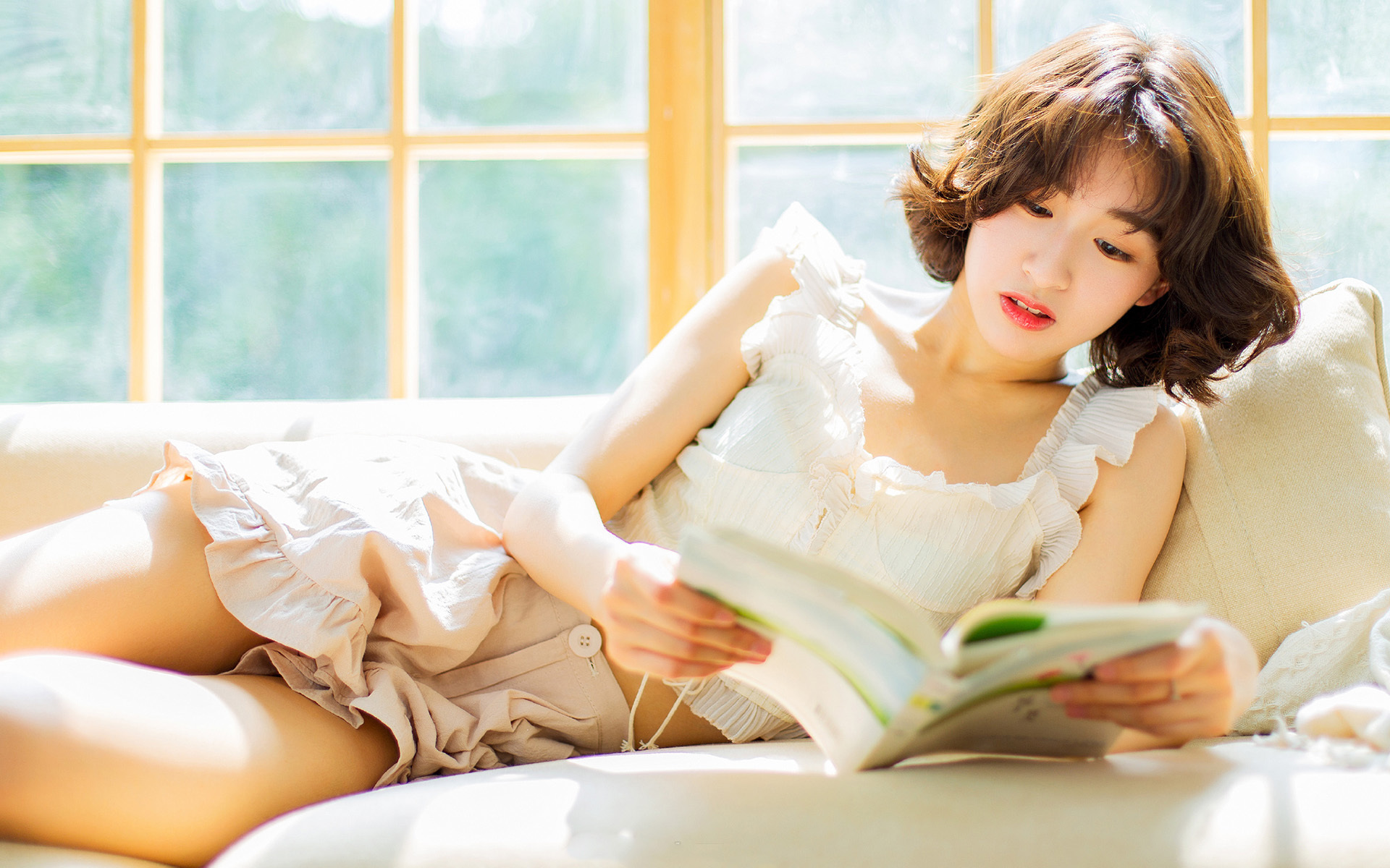 性感短发美女居家写真