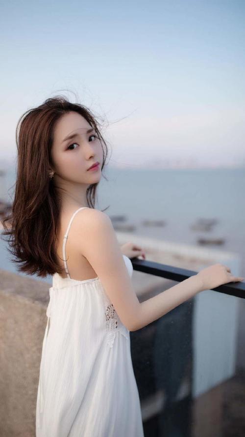 修身有型的雪纺连衣裙美女，衬托出迷人的曲线，回头率特别的高！