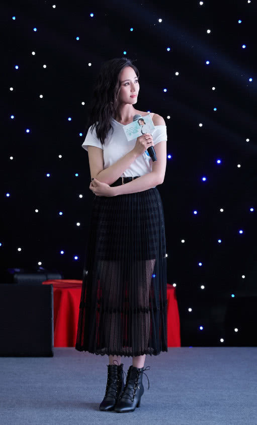 张钧甯这条裤子太厉害了，侧面看是裤子正面看是裙子，赶紧种草！