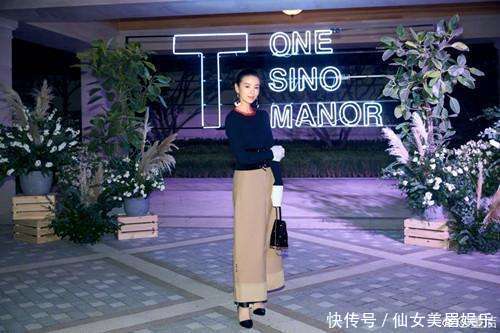 37岁董洁现身活动, 薄纱裙穿出一片风尘, 网友: 清纯形象瞬间崩塌