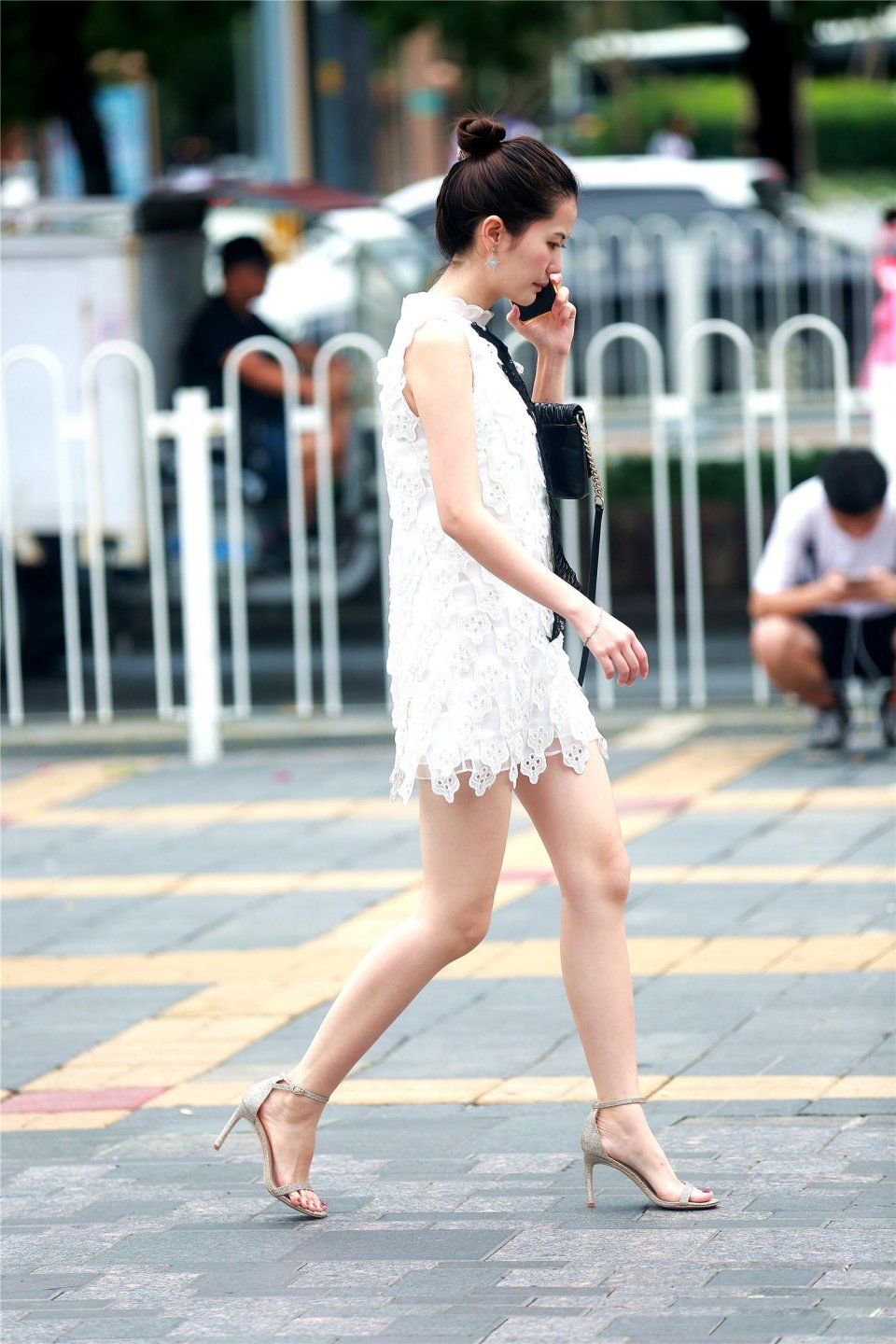 小姐姐蕾丝白短裙搭配高跟凉鞋，秀出美腿美脚