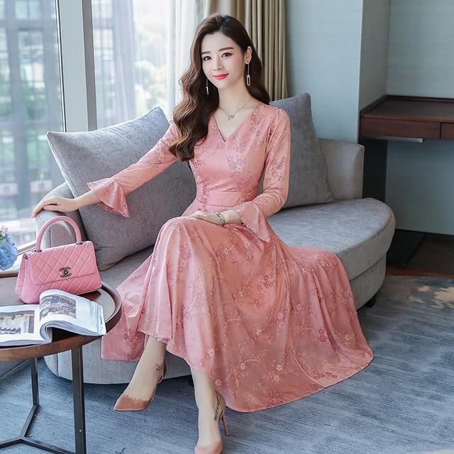 表嫂太会穿了！秋天穿过膝裙，搭配高跟鞋，连背影都美嫩爆了