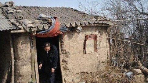  「农村」在农村有一座破旧不堪的老房子，窄小无立足之地，还有