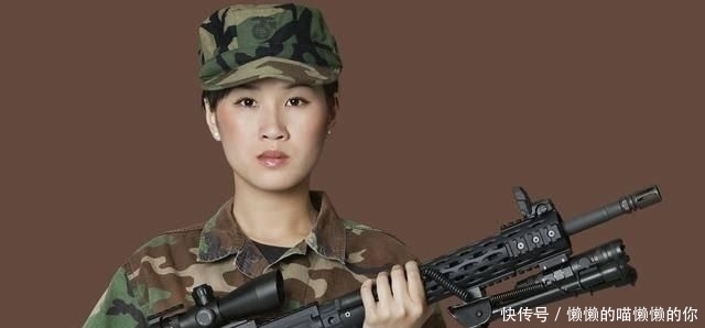 TAR:总理府卫队全员配备TAR-21,西装革履加突击步枪,这画风有点彪