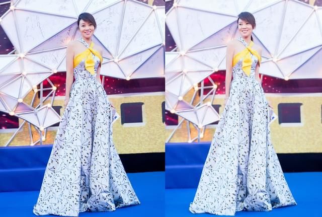 47岁闫妮厉害呀!穿了件别人不敢穿的吊带裙，网友:开挂般的时尚