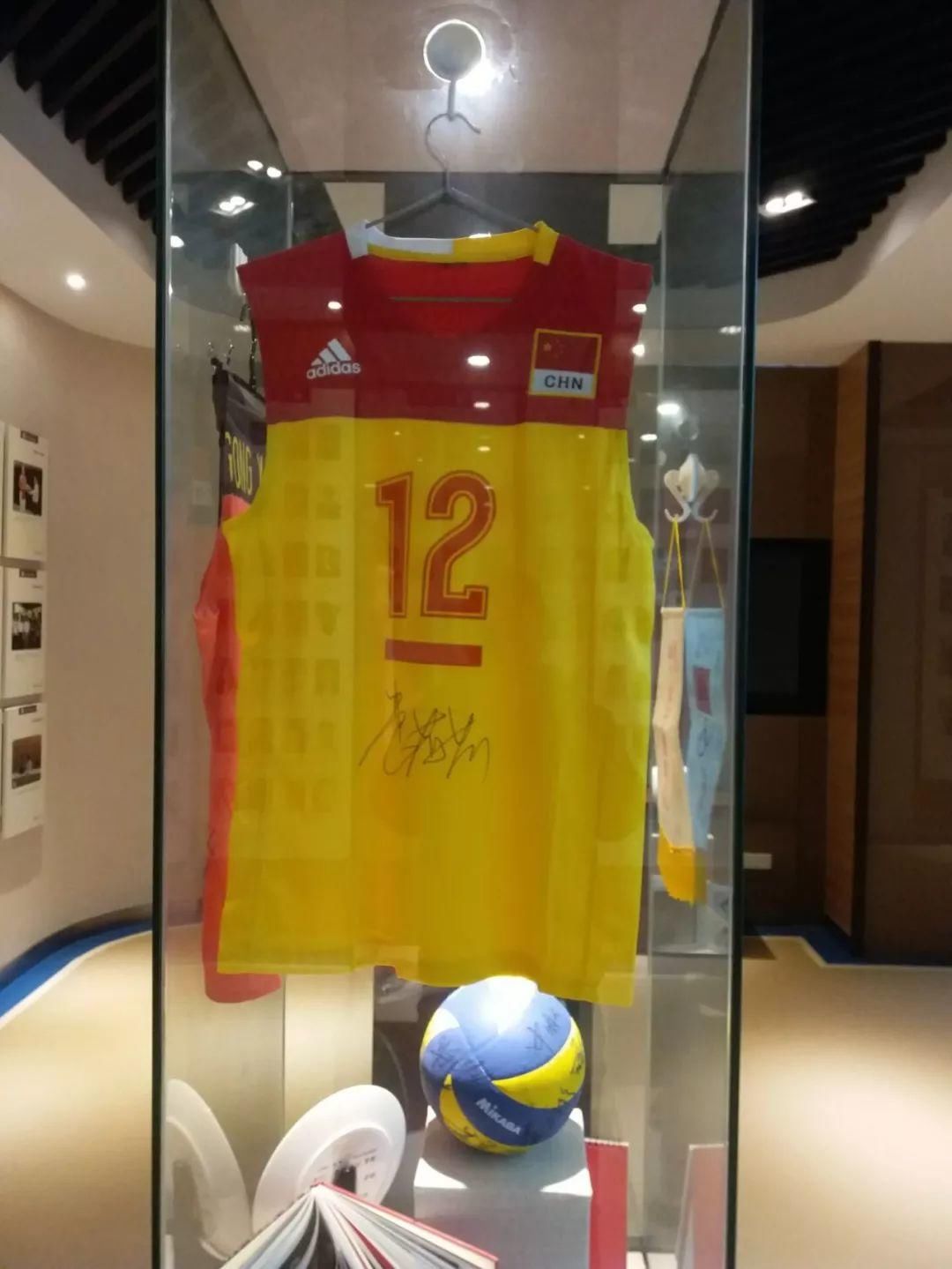 中国女排三届奥运会冠军队长比赛服进入新海园