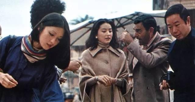 「合照」林青霞的穿搭，时髦了40年，网友：和胡因梦合照的那套，真不错