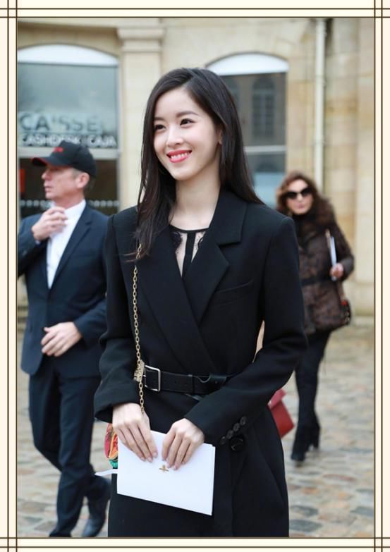 章泽天和郭晶晶同穿黑色西装，一个霸气女总裁，一个青涩小文秘