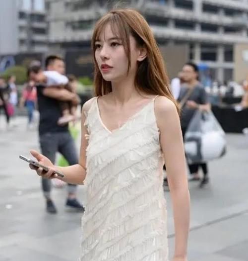  「风采」美女时尚街拍：占尽风流的小姐姐，一件白色的连衣裙，气质风采迷人
