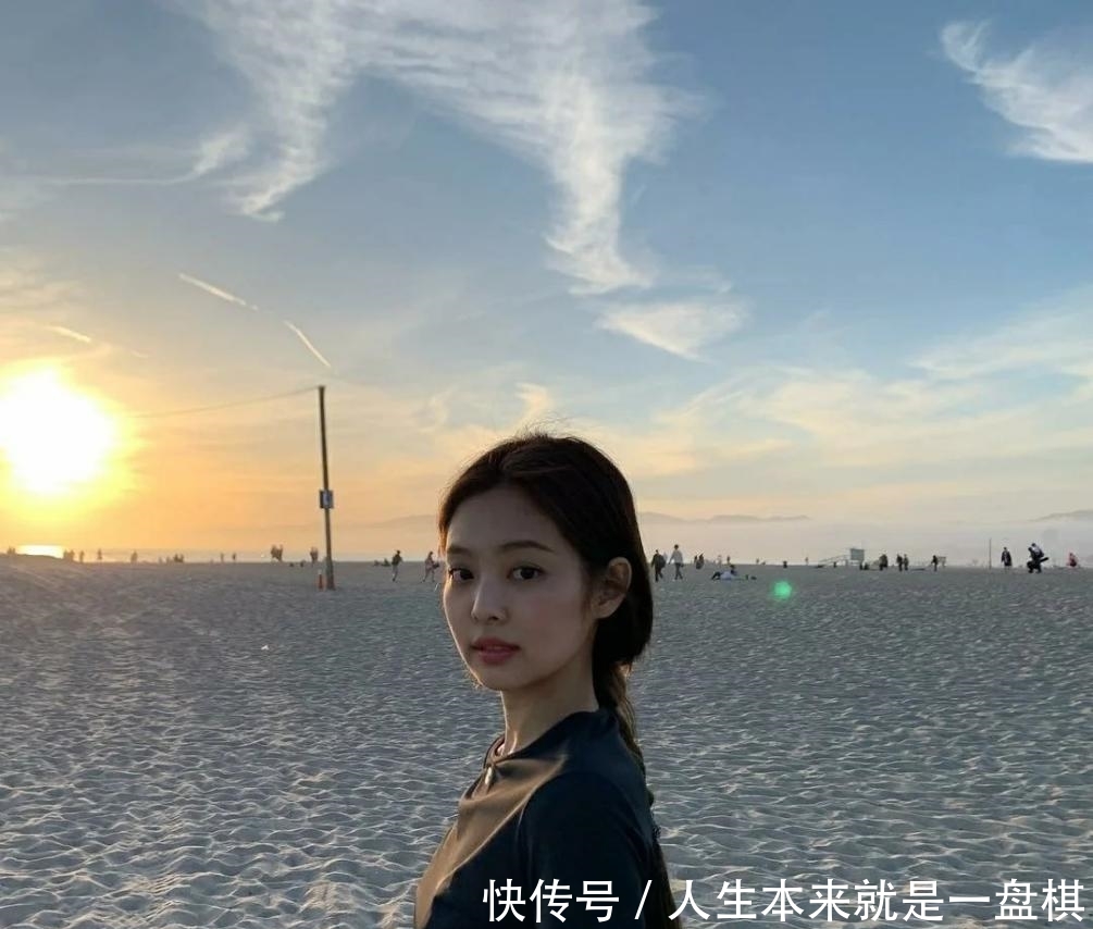  「蓝色」很火的“猫系少女”风，T恤和裙子就能帮你打造，11天美的不重复