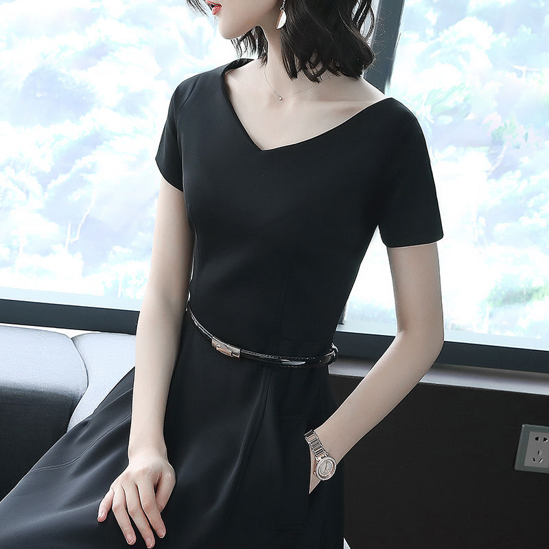 女人，腿粗胯宽，建议穿这10件小黑裙，一件上身美的自信精致