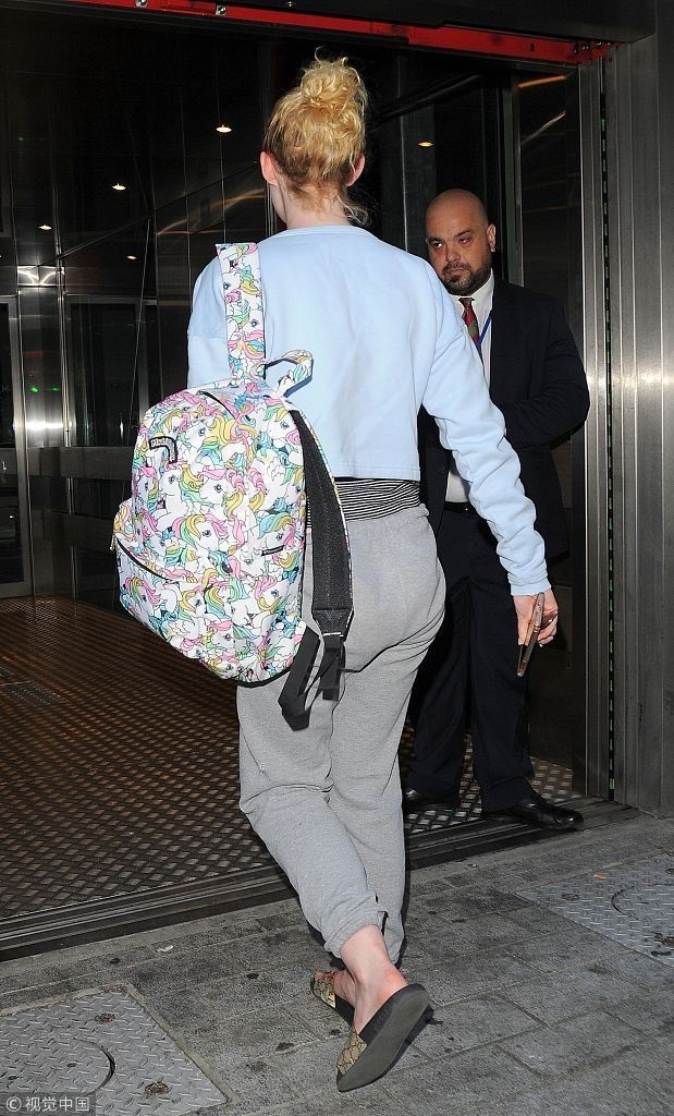 20岁艾丽范宁素颜皮肤暗沉大摆臭脸 胸前平平无料自备枕头住酒店