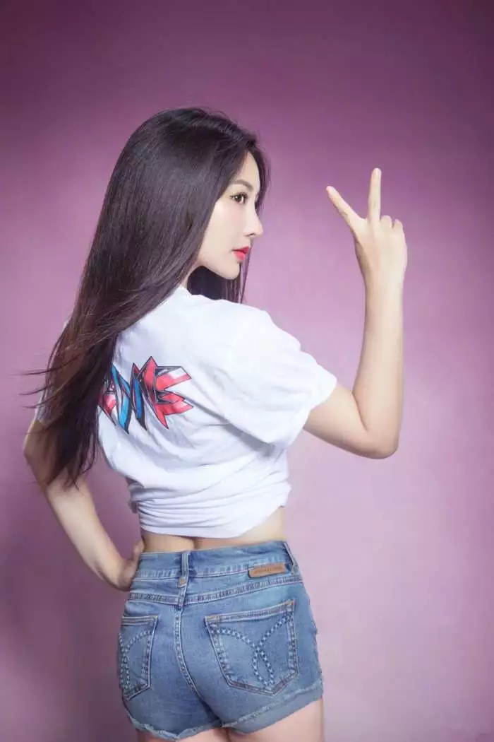 柳岩厉害了，T恤往身上一扭立马变成紧身衣搭配短裤秀S曲线吸睛