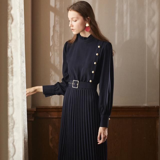 杨幂真厉害，一袭长裙抢回“腰精”称号，优雅惊艳！