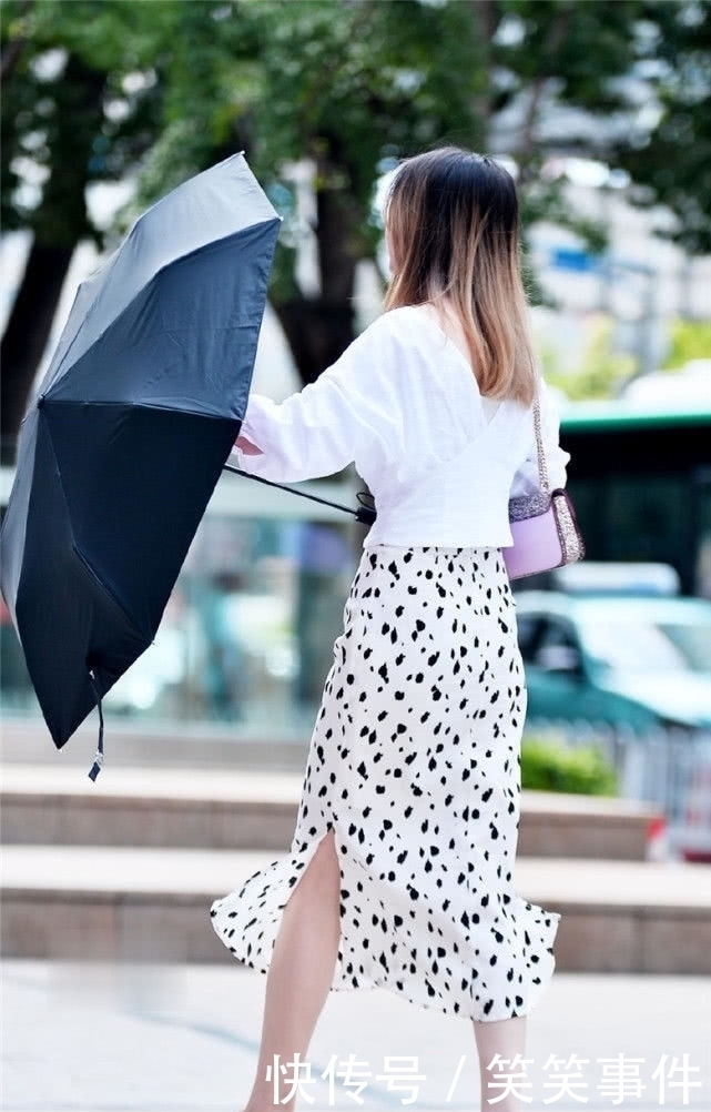 「辣妈」路人街拍:辣妈真会穿,一件“夏日点点裙”美翻全场,超养眼