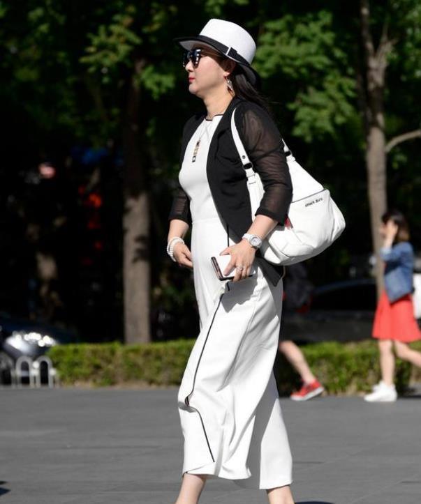  『气质』街拍：面带笑容的美女，一件条纹衬衫配牛仔短裤，气质迷人