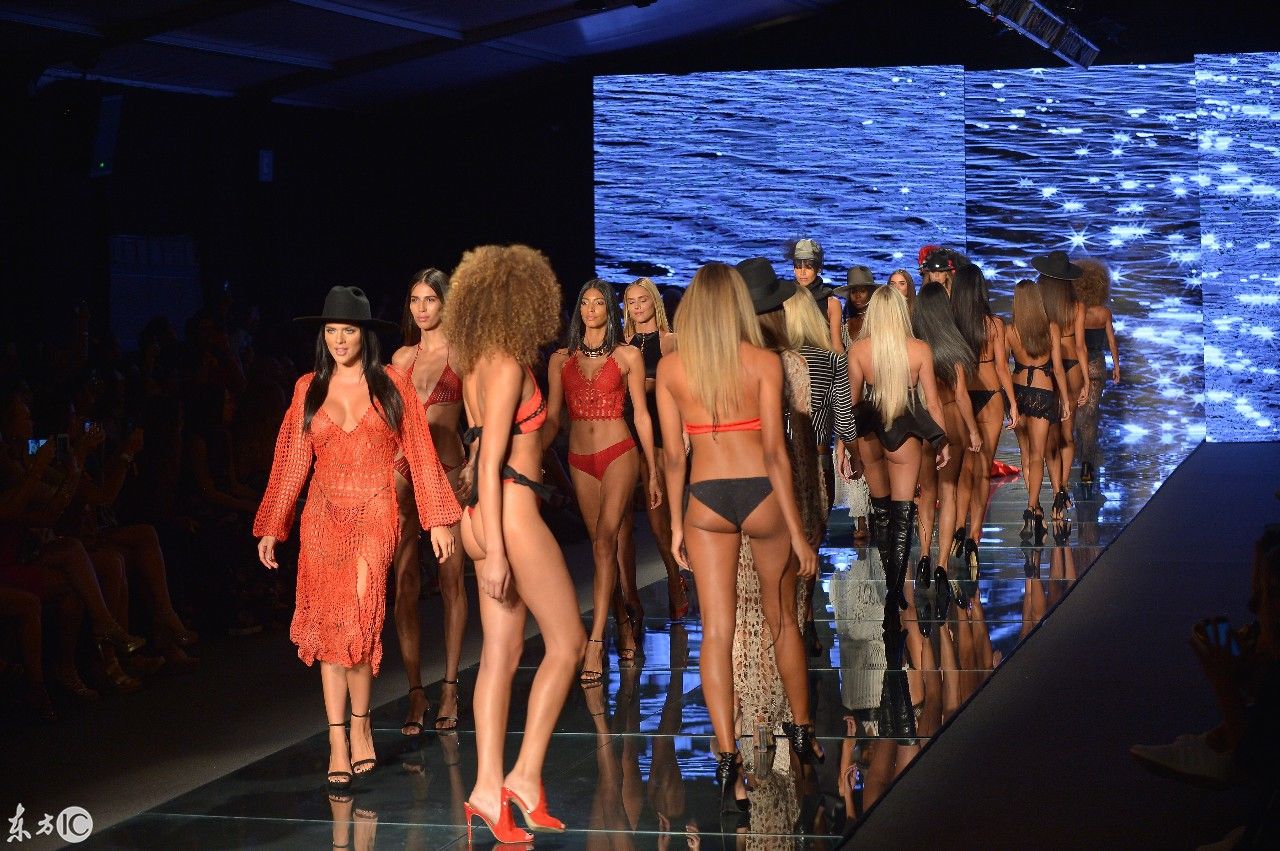 帕雷索时尚博览会上的比基尼泳装走秀