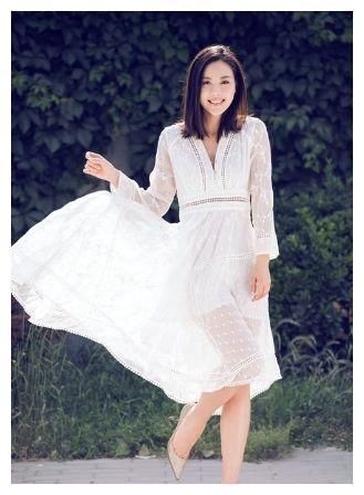 街拍：图二蕾丝裙凸显女人的性感迷人，大大的深V让人一见倾心！