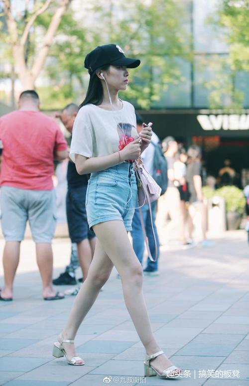 路人街拍：小姐姐把上衣塞进短裤的穿搭更显高瘦，丝袜性感