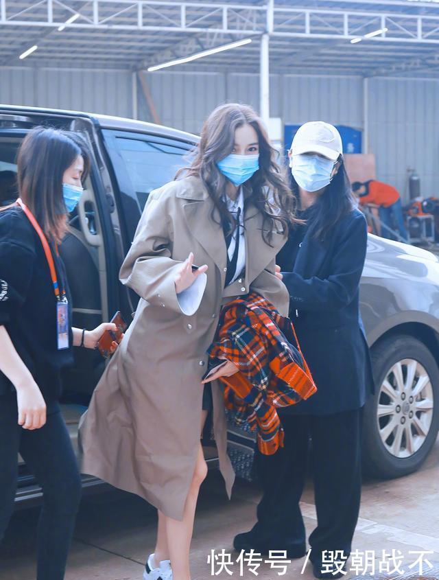 #套现身录制#卡其色风衣+运动鞋,叠穿牛仔套装,不愧是潮流女王