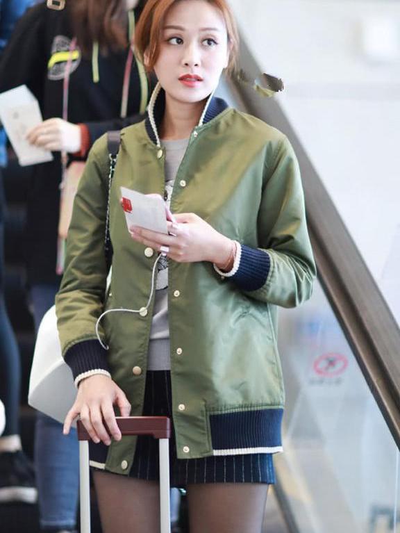 叶一茜难得时髦一回，穿超短裤秀身材，可搭配丝袜又是几个意思？