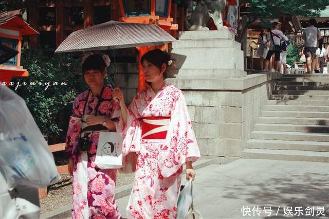 探秘日本和服文化，女人可不穿内衣，背上小背包可防出轨