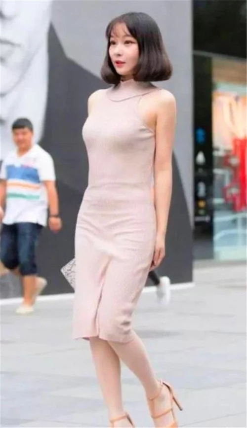 『身穿』街拍:身穿花裙的小美女,貌美如花,美腿让人羡慕不已