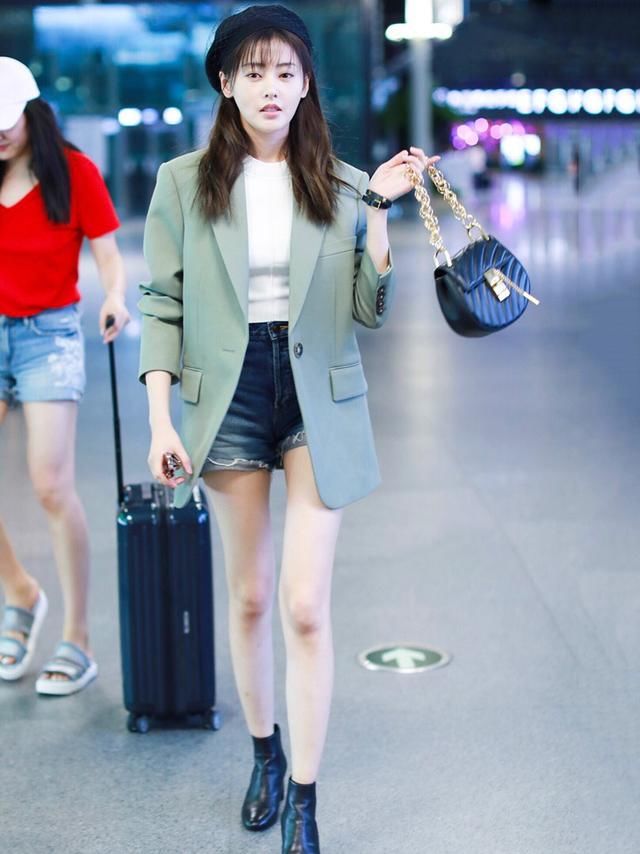 张天爱终于穿对了，热裤藏在西装里，大腿都瘦了一圈!