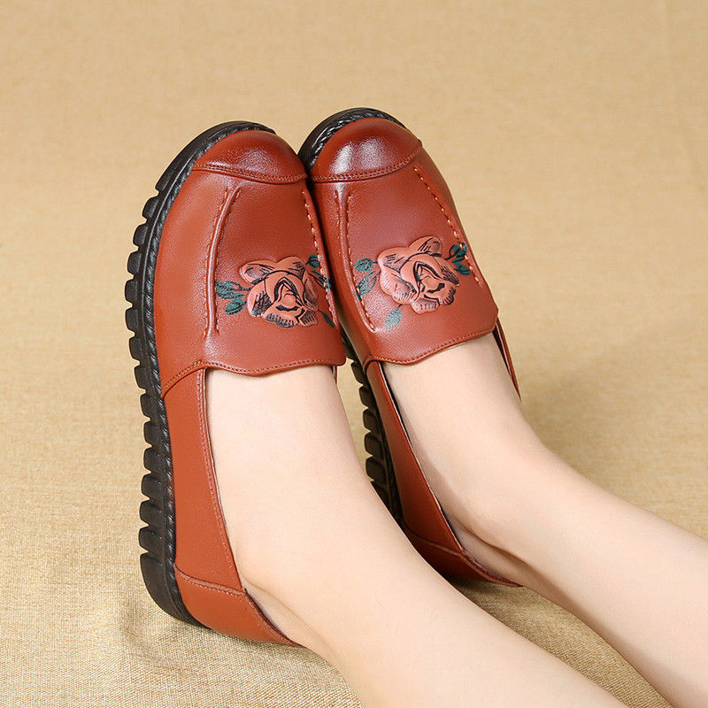 五六书岁的妈妈别穿高跟鞋了，今年流行的秋季妈妈鞋，时尚又养脚