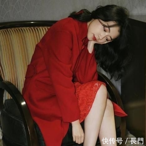  #特别#又被三木的穿搭圈粉了，穿西装百褶裙时髦又大方