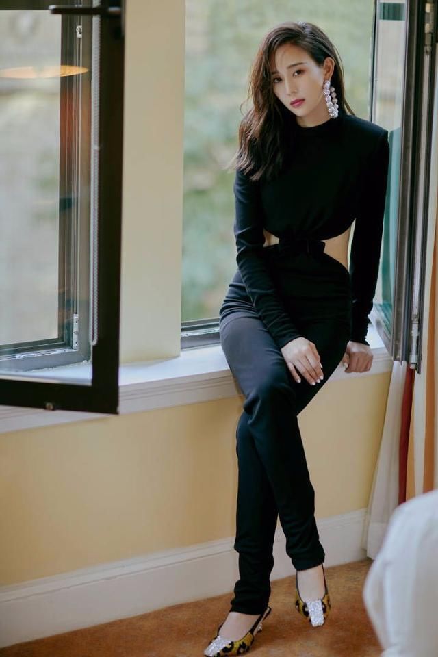 张钧宁一反常态走性感风，深V蕾丝裙配上自带的高贵气质十分抢眼