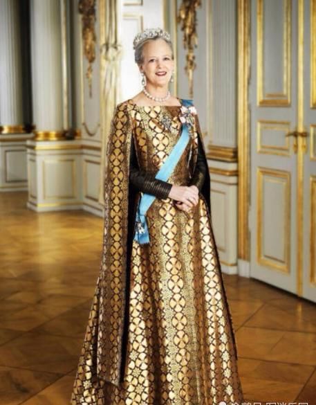 『气质』英国女王够时髦?看看80岁丹麦女王才知啥叫贵族气质,就是爱抽烟一口黄牙