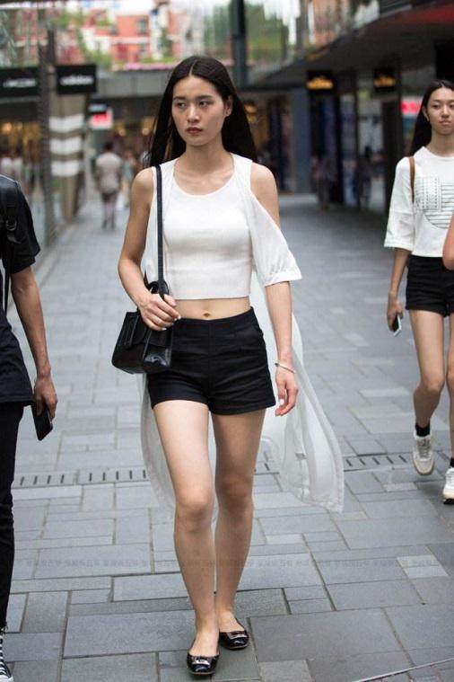 街拍：夏天小姐姐更喜欢肉丝袜，非常舒服的感觉