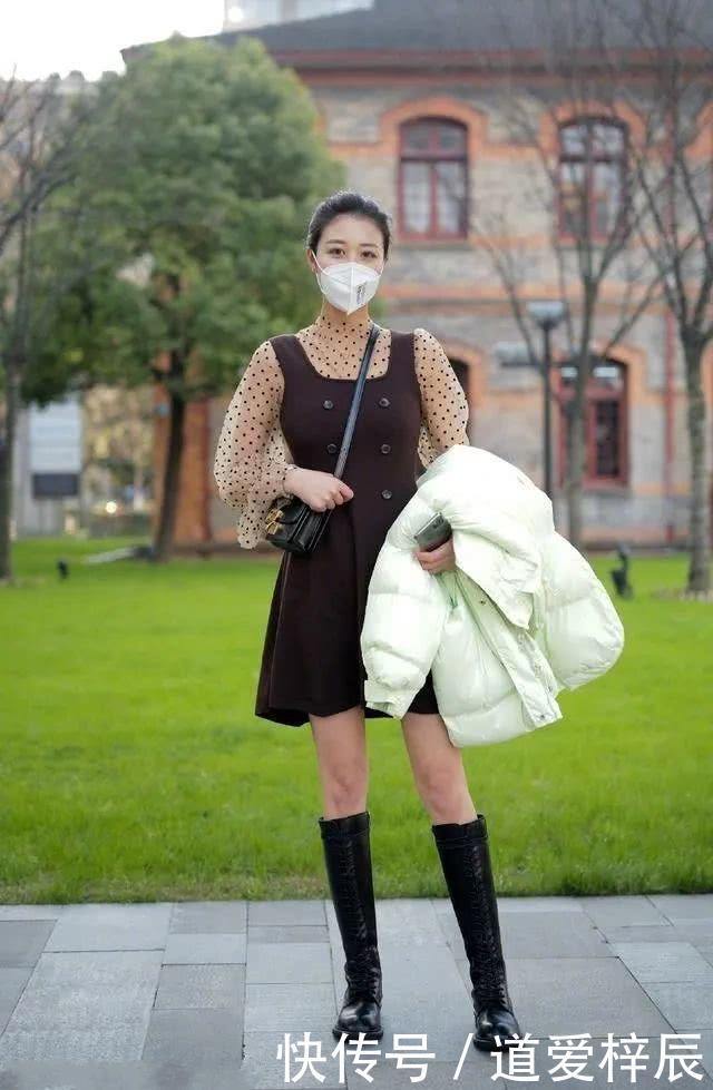 『穿搭』路人街拍,小姐姐妩媚性感,穿一件黑色的紧身上衣,非常少女