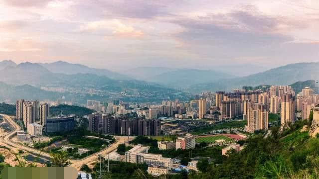 四川发展成一个地级市的小村庄，如今经济实力都快要赶超省会了！