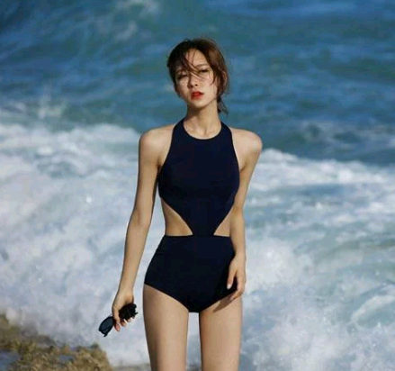 气质女神身穿半透明泳衣，完美身段若隐若现，散发性感迷人气息！