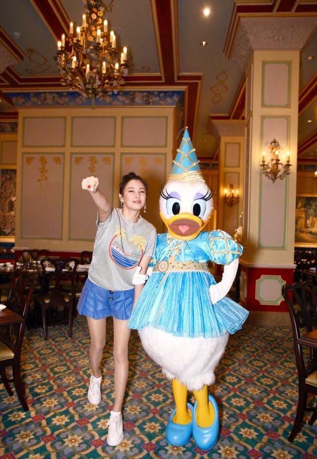 最近都过生日吗？大趴的感觉各不相同，张雨绮格外养眼