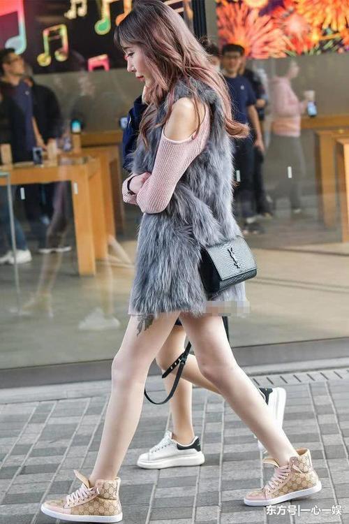 街拍：懂穿搭娇艳的美女，修饰出身材性感有气质！