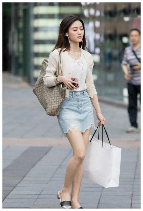 街拍：图1清纯姐妹花，小清新的穿搭，真是精致又迷人啊！