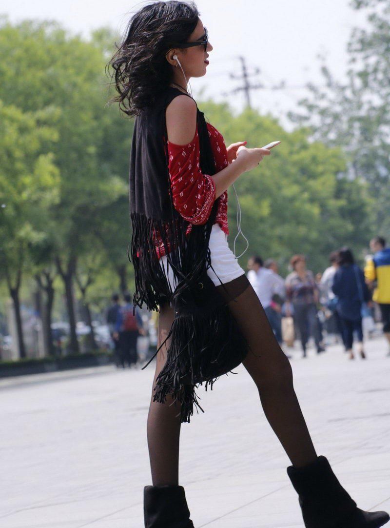 街拍:白色紧身热裤黑丝袜美眉，你的城市因你而美好?