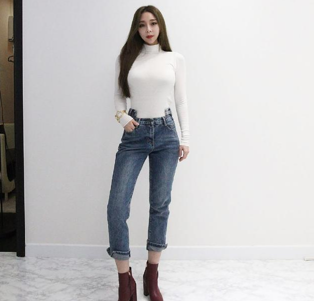 凹凸明显的牛仔裤姑娘,尽显曼妙身姿,养眼又上镜!