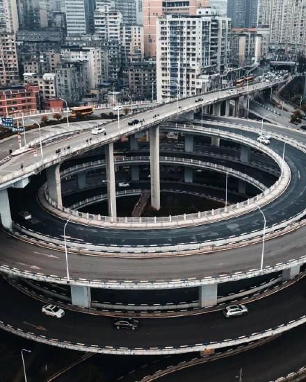  建筑|重庆魔幻建筑：底层是加油站，楼顶又是一个加油站