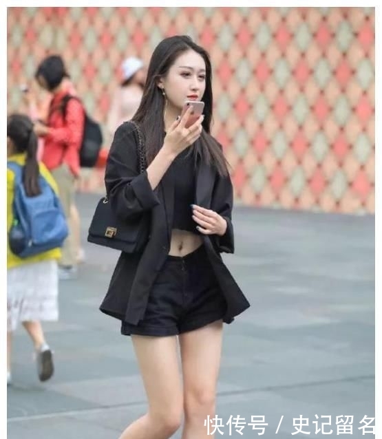 【白皙】街拍:皮肤白皙的小姐姐,一件黑色上衣配黑色短裙,时尚魅力迷人