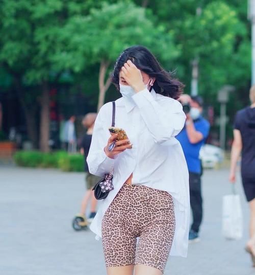  衬衫下摆的左侧塞进@街拍：豹纹骑行裤搭配白衬衫，美女懂时尚会穿搭，优雅性感就属她