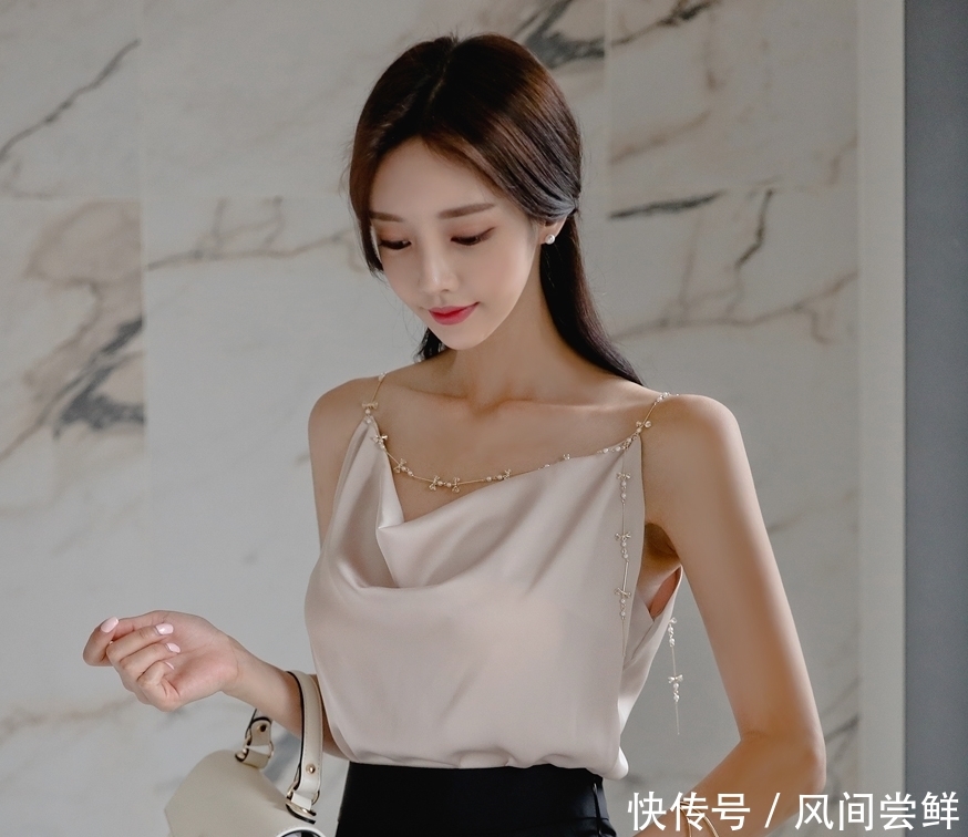  【工整】美女你裙子这么潮，不怕划到自己？