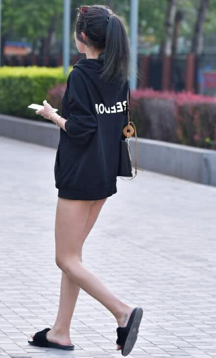 霸气范小姐姐上演下体消失,宽大的卫衣加上纹身像是两种风格