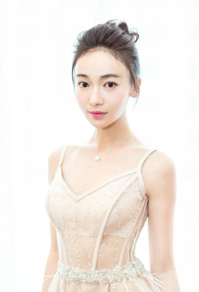 把气场挂在脸上，看吴谨言就知道，这才是年轻的资本