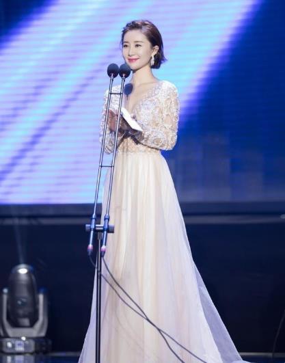 舒畅胆子真大,上半身“若隐若现”,网友:遮得越少就越美!