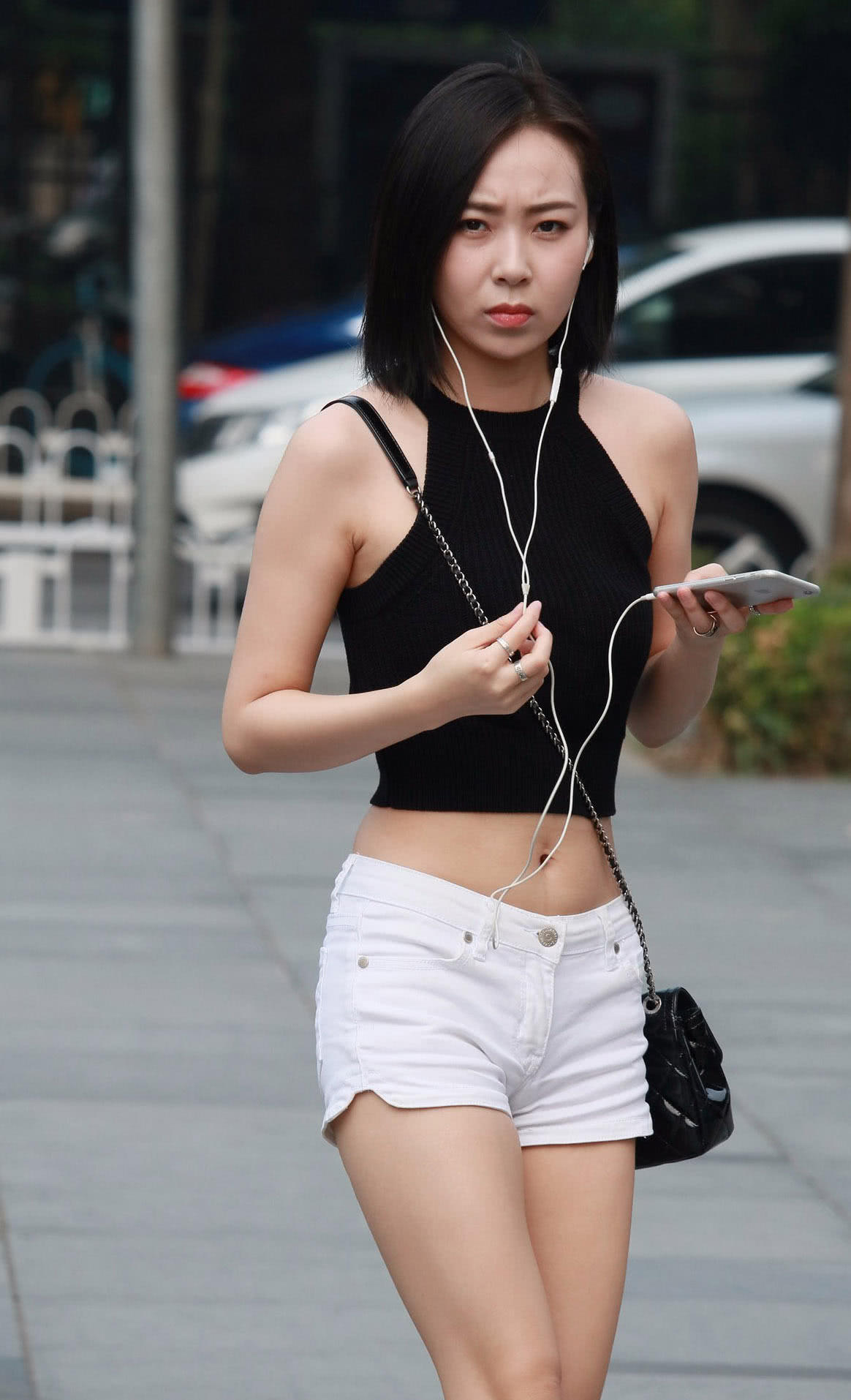 小姐姐火辣的身材被大叔盯了一路，一脸幽怨的表情让人总觉得想笑